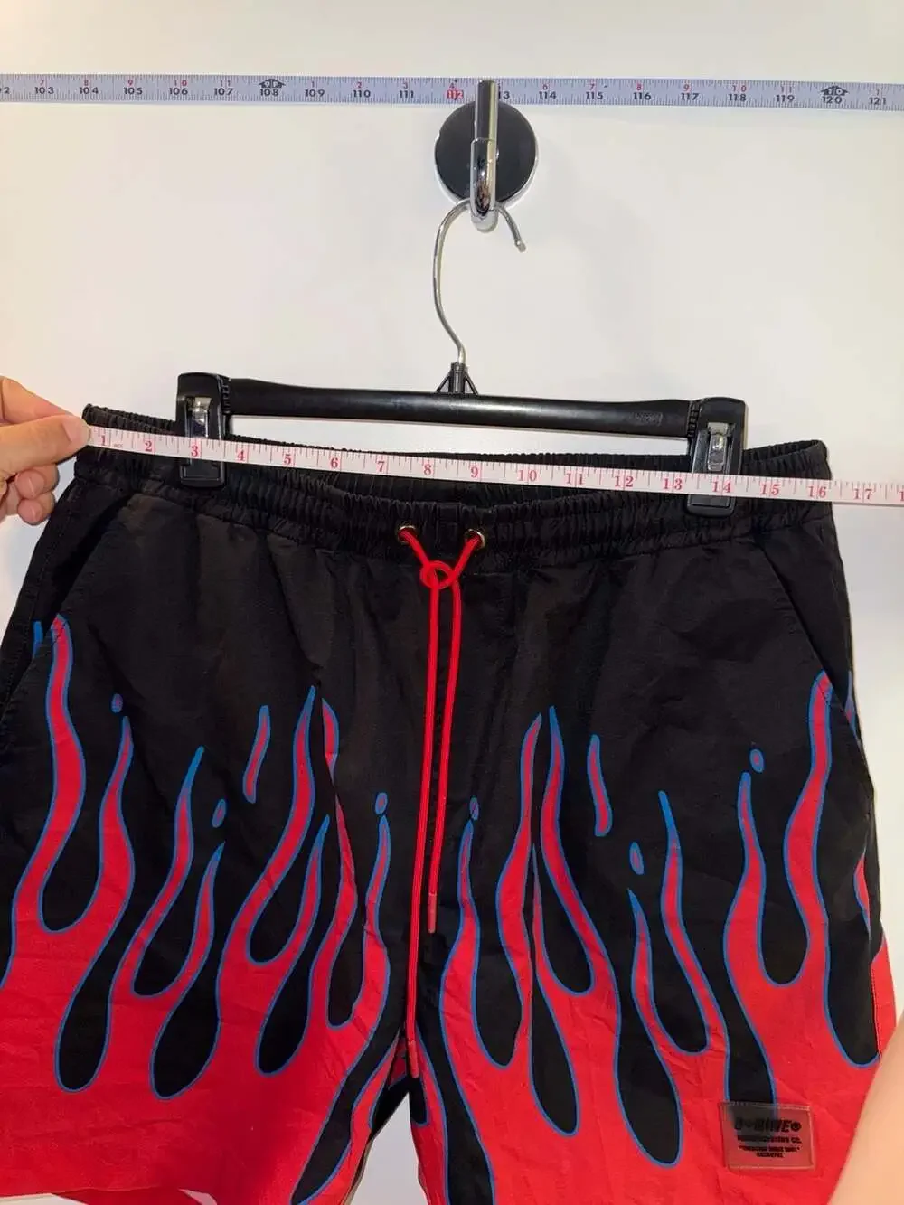 8&Nine Manufacturing Co. Flame Print Shorts Size Large